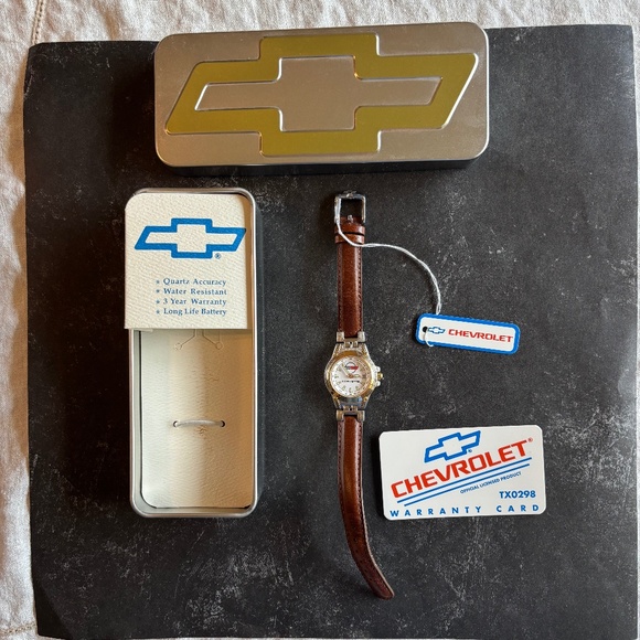 Chevrolet Corvette Ladies Silver Gold Watch 1990's Leather Band Quartz Accuracy - Picture 10 of 14